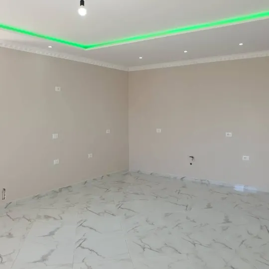 Sallon me tavan të varur dhe kornizë LED