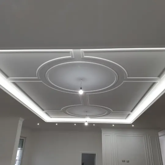 Tavan dekorativ me rozetë qendrore dhe kornizë LED