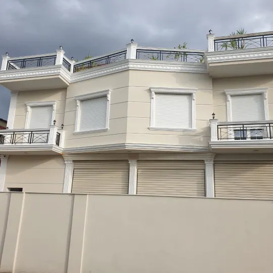 Tavan dekorativ me rozetë qendrore dhe kornizë LED