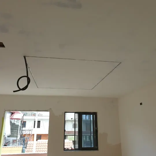 Linja LED të integruara në tavan