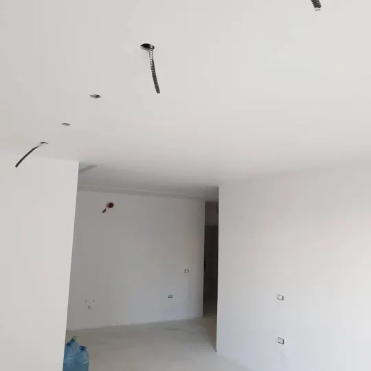 Rifinitura në apartament të ri
