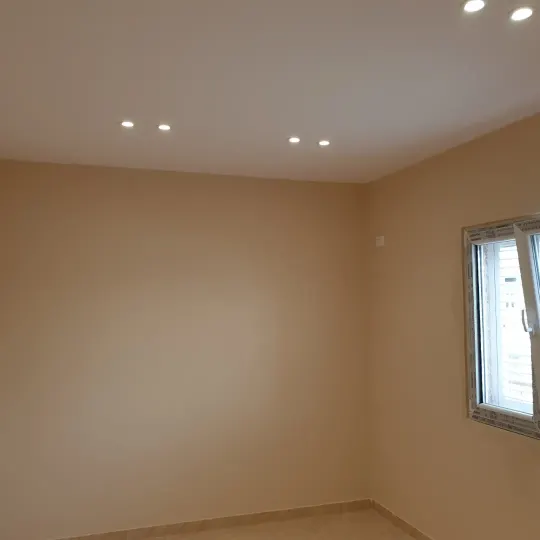 Linja LED të integruara në tavan