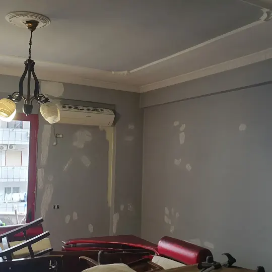 Tavan me kornizë të varur dhe rozetë