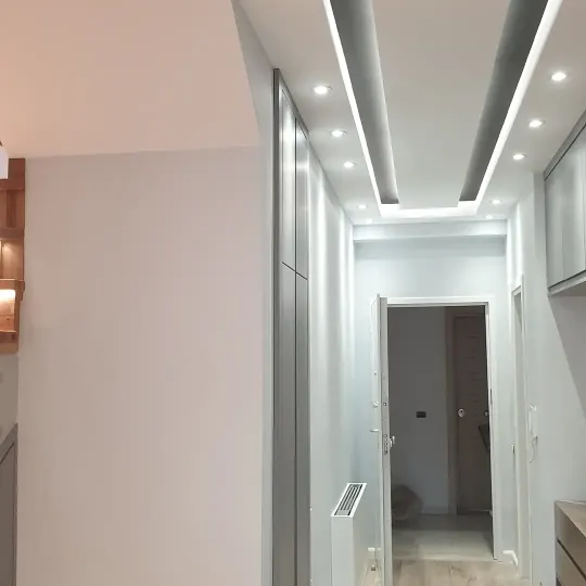 Apartament modern me tavane të varura dhe linja LED