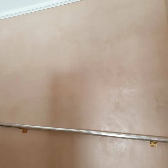 Shkallë me ballustradë dhe patinim dekorativ