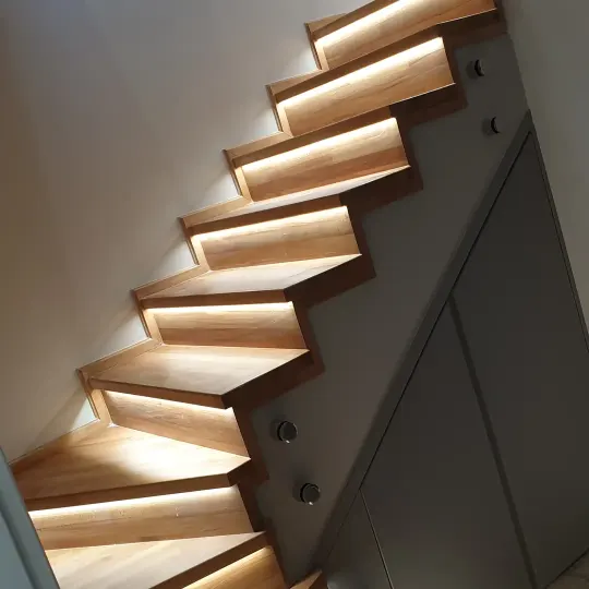 Apartament modern me tavane të varura dhe linja LED