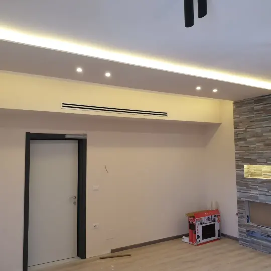 Mur TV me gipsokarton, dru dhe ndriçim LED