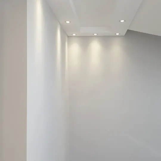 Apartament modern me tavane të varura dhe linja LED