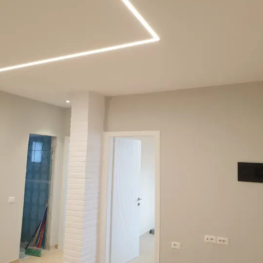 Linja LED të integruara në tavan