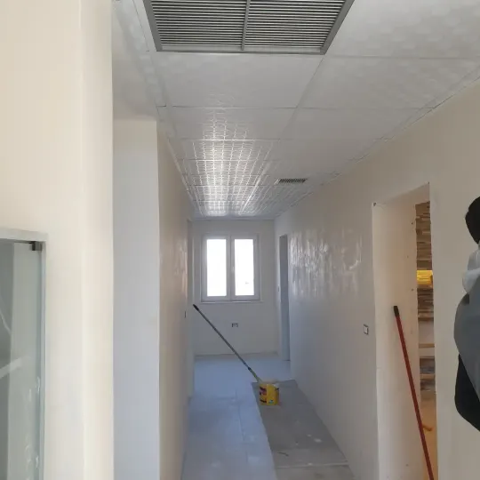 Mur TV me gipsokarton, dru dhe ndriçim LED
