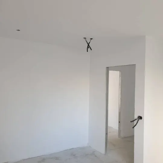 Rifinitura në apartament të ri