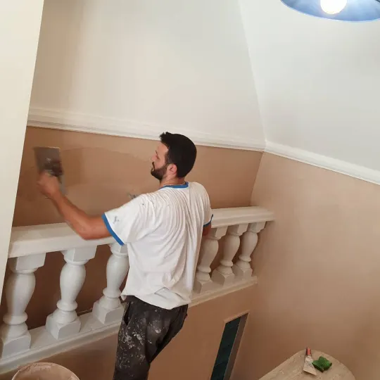 Shkallë me ballustradë dhe patinim dekorativ