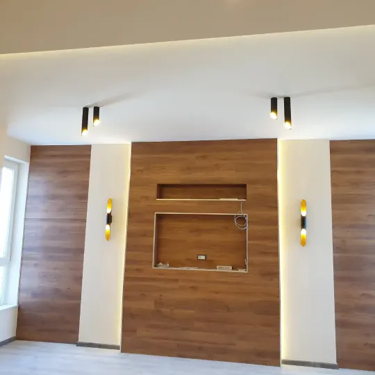 Mur TV me gipsokarton, dru dhe ndriçim LED