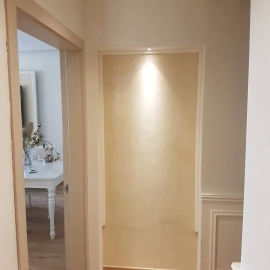 Vilë me tavane të shkallëzuara dhe harqe