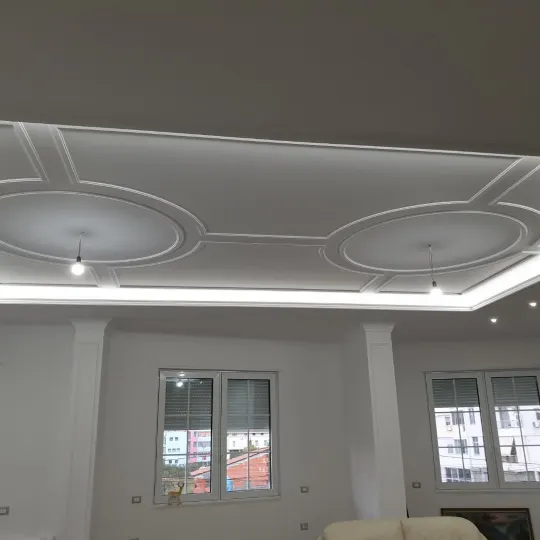 Tavan dekorativ me rozetë qendrore dhe kornizë LED