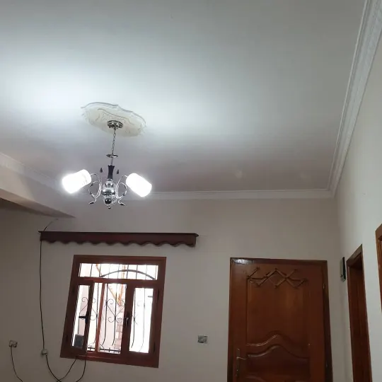 Harqe dekorative dhe rozetë tavani